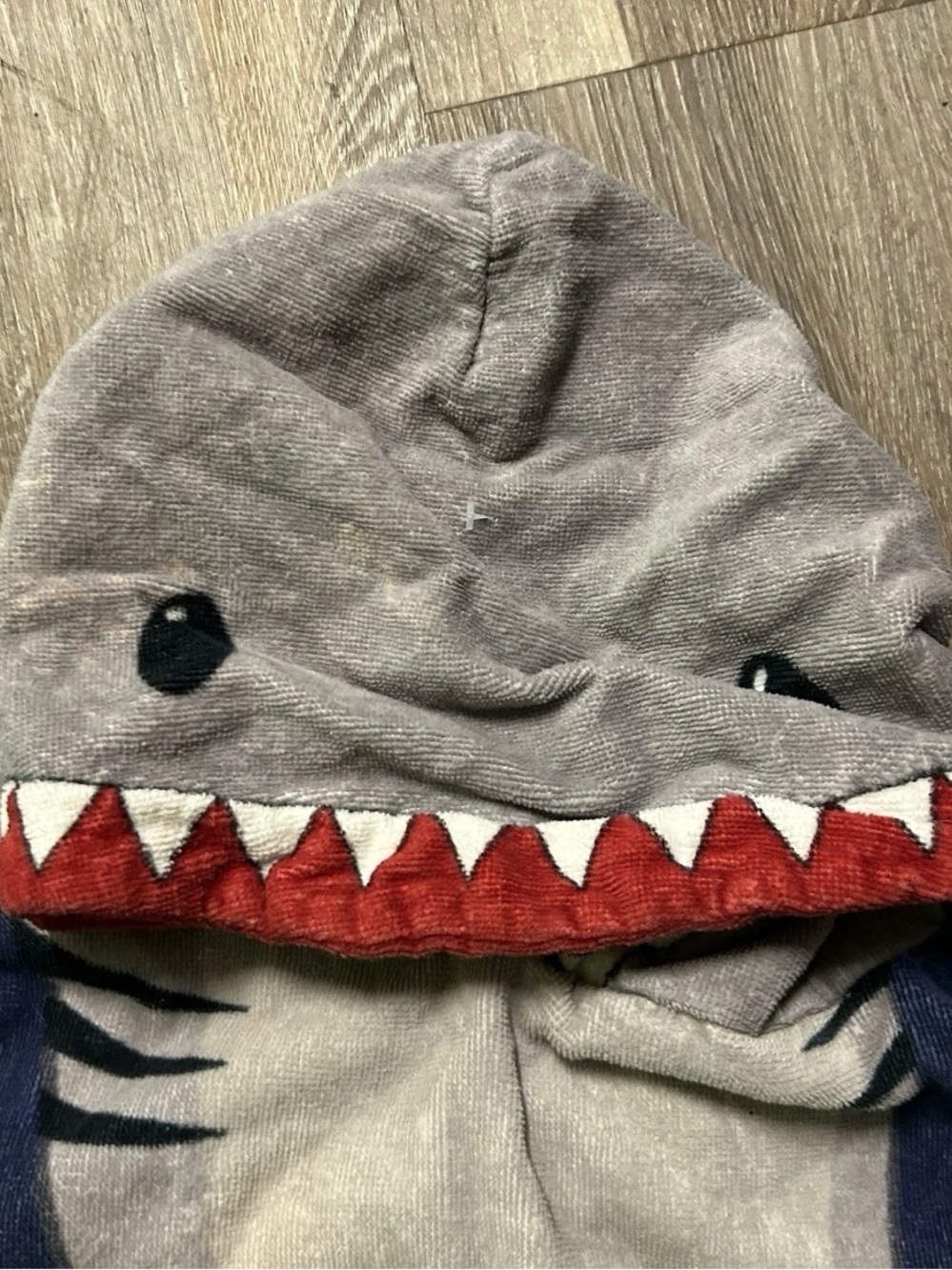 Toddler Shark Hooded Towel Summer Beach Swimming Size 2T/ 3T - Picture 3 of 3